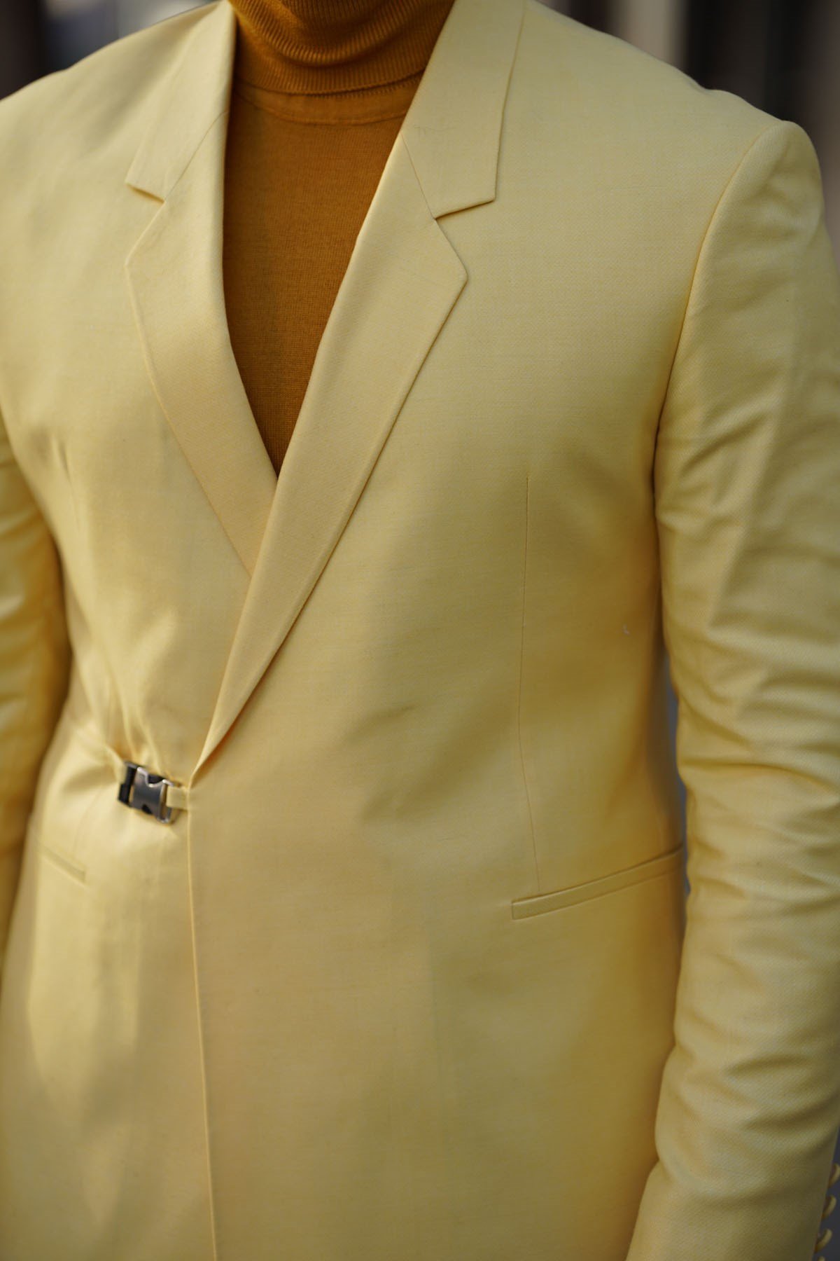 DOUBLE BREASTED SUIT FV WITH YELLOW SIDE ACCESSORIES