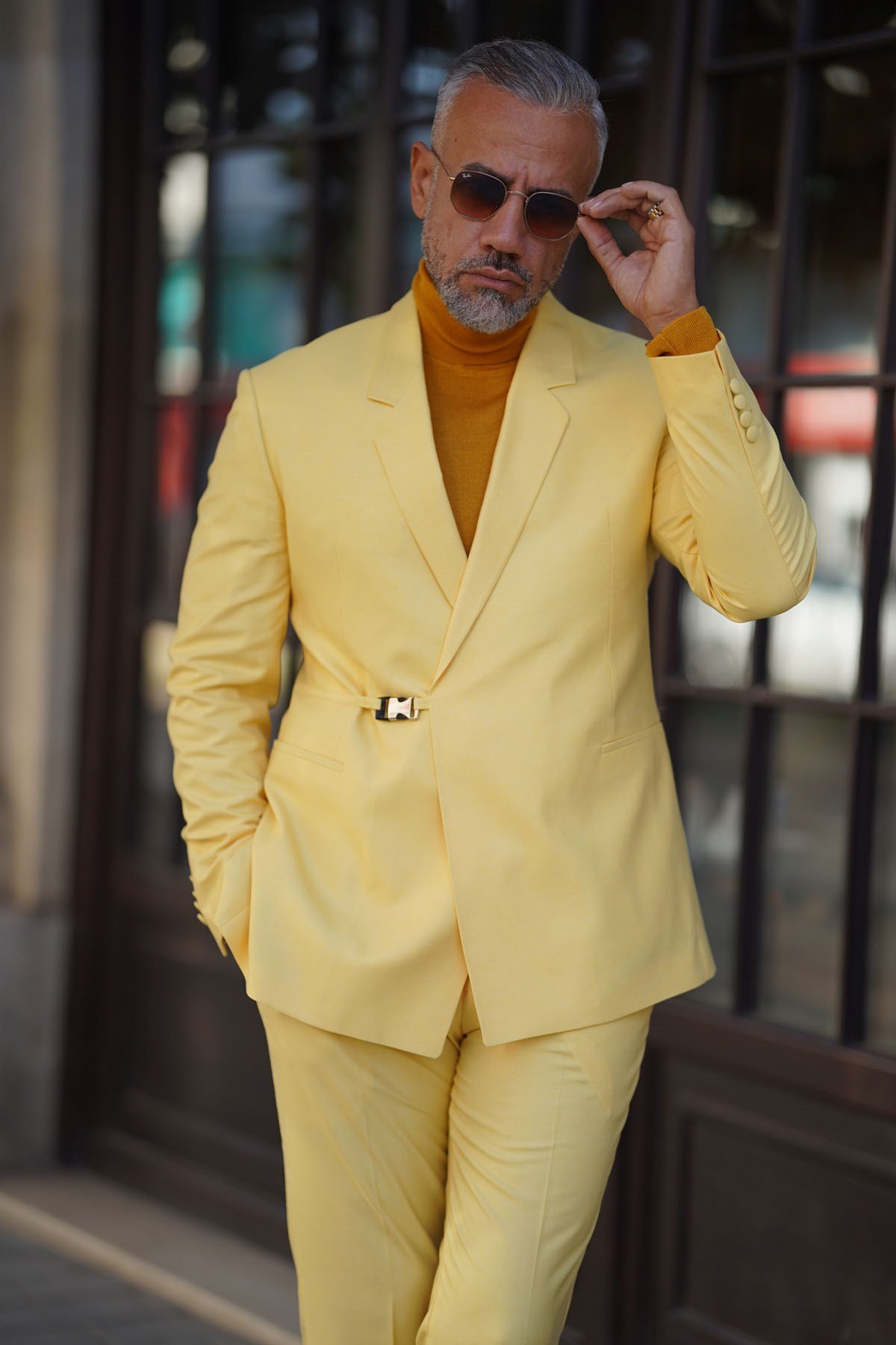DOUBLE BREASTED SUIT FV WITH YELLOW SIDE ACCESSORIES