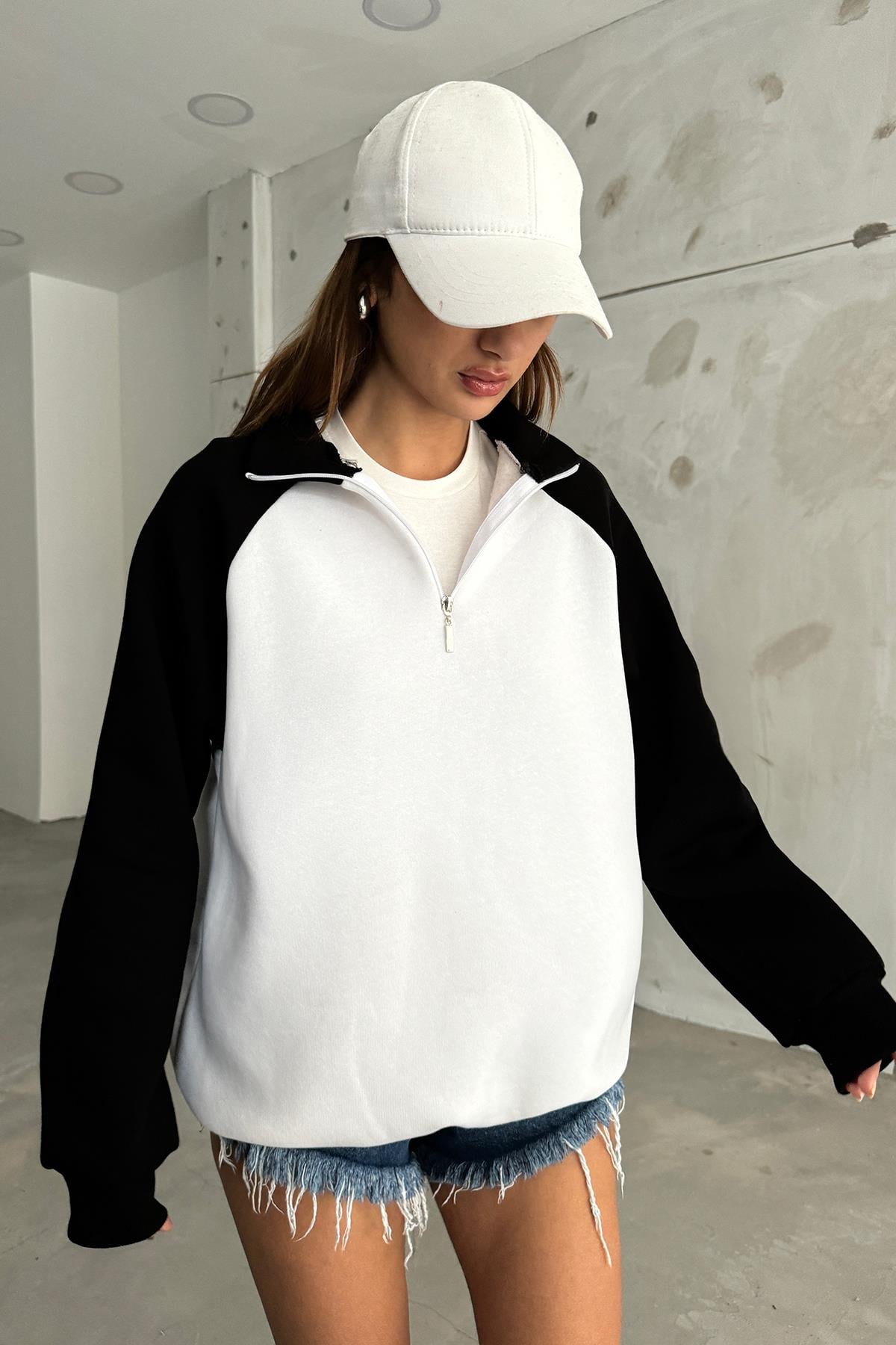 Beyaz Kolları Siyah Fermuarlı Polo Yaka SweatSun VictoriaBeyaz Kolları Siyah Fermuarlı Polo Yaka Sweat