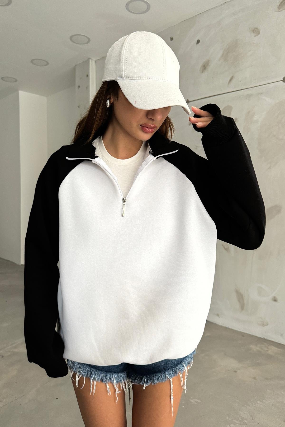 Beyaz Kolları Siyah Fermuarlı Polo Yaka SweatSun VictoriaBeyaz Kolları Siyah Fermuarlı Polo Yaka Sweat