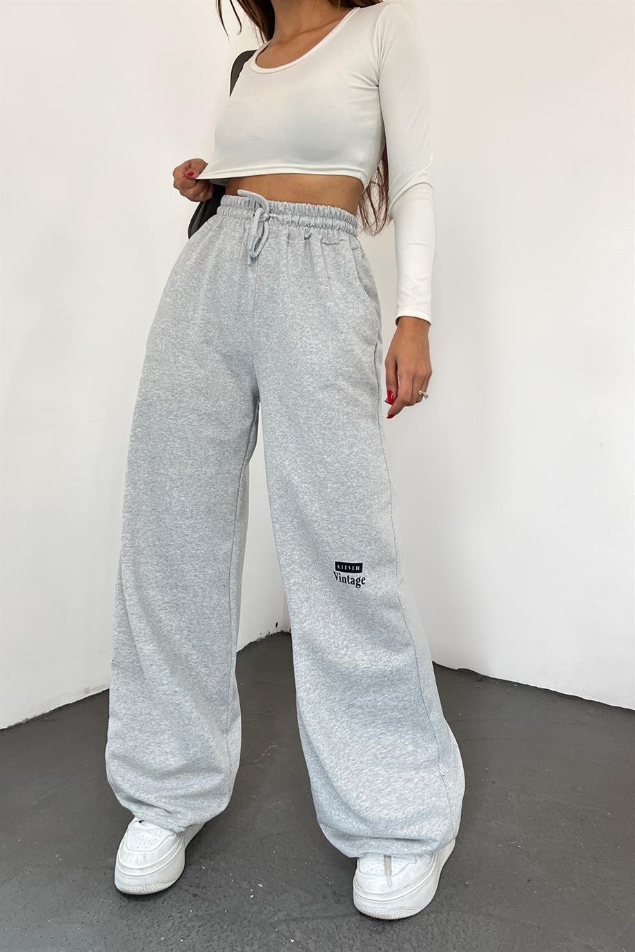 Gri Clever Vintage Baskılı Paça Ayarlanabilir Palazzo EşofmanSun VictoriaGri Clever Vintage Baskılı Paça Ayarlanabilir Palazzo Eşofman