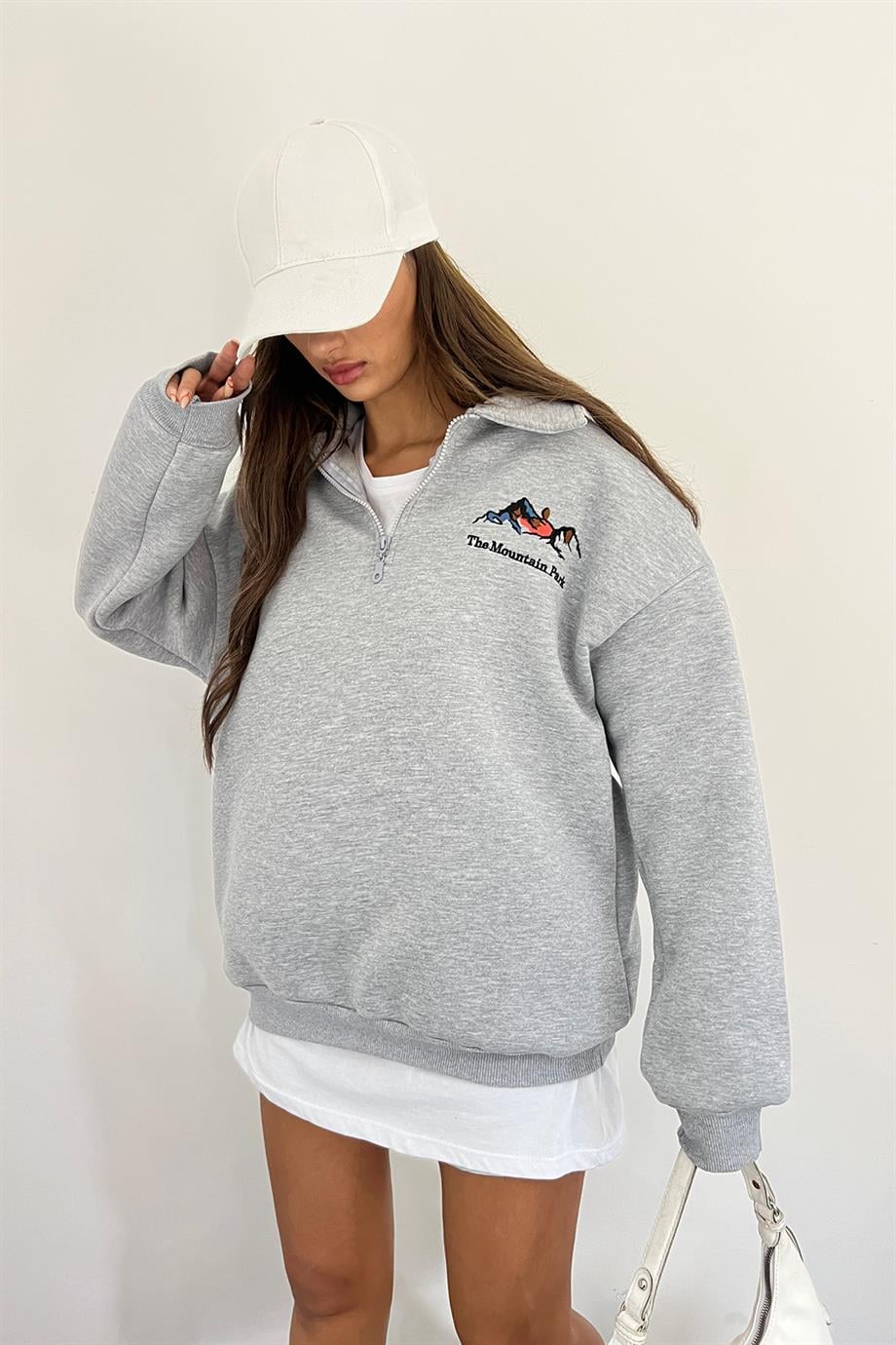 Gri The Montein Park Baskılı Fermuarlı Polo Yaka 3 İplik Şardonlu SweatSun VictoriaGri The Montein Park Baskılı Fermuarlı Polo Yaka 3 İplik Şardonlu Sweat