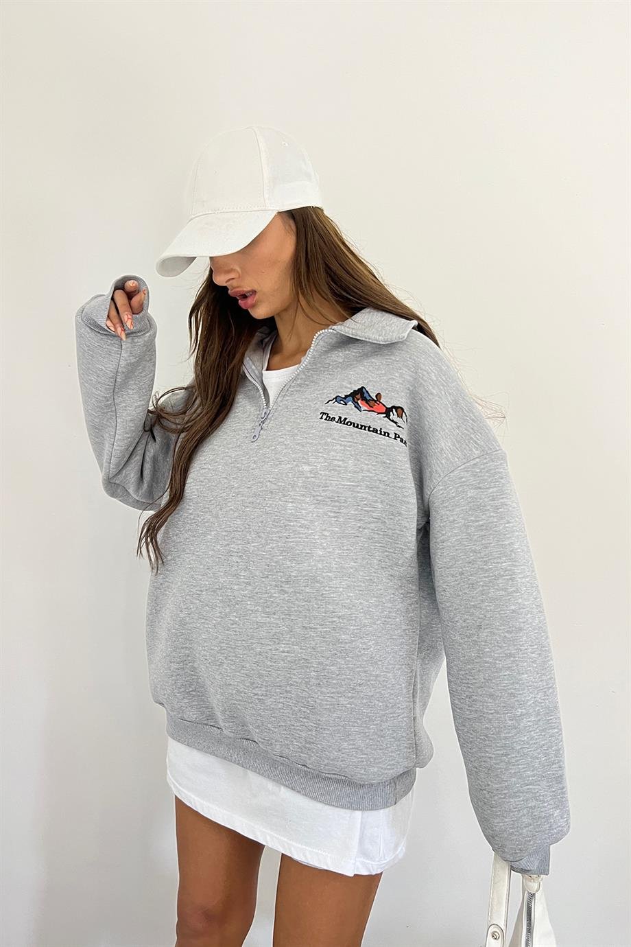 Gri The Montein Park Baskılı Fermuarlı Polo Yaka 3 İplik Şardonlu SweatSun VictoriaGri The Montein Park Baskılı Fermuarlı Polo Yaka 3 İplik Şardonlu Sweat