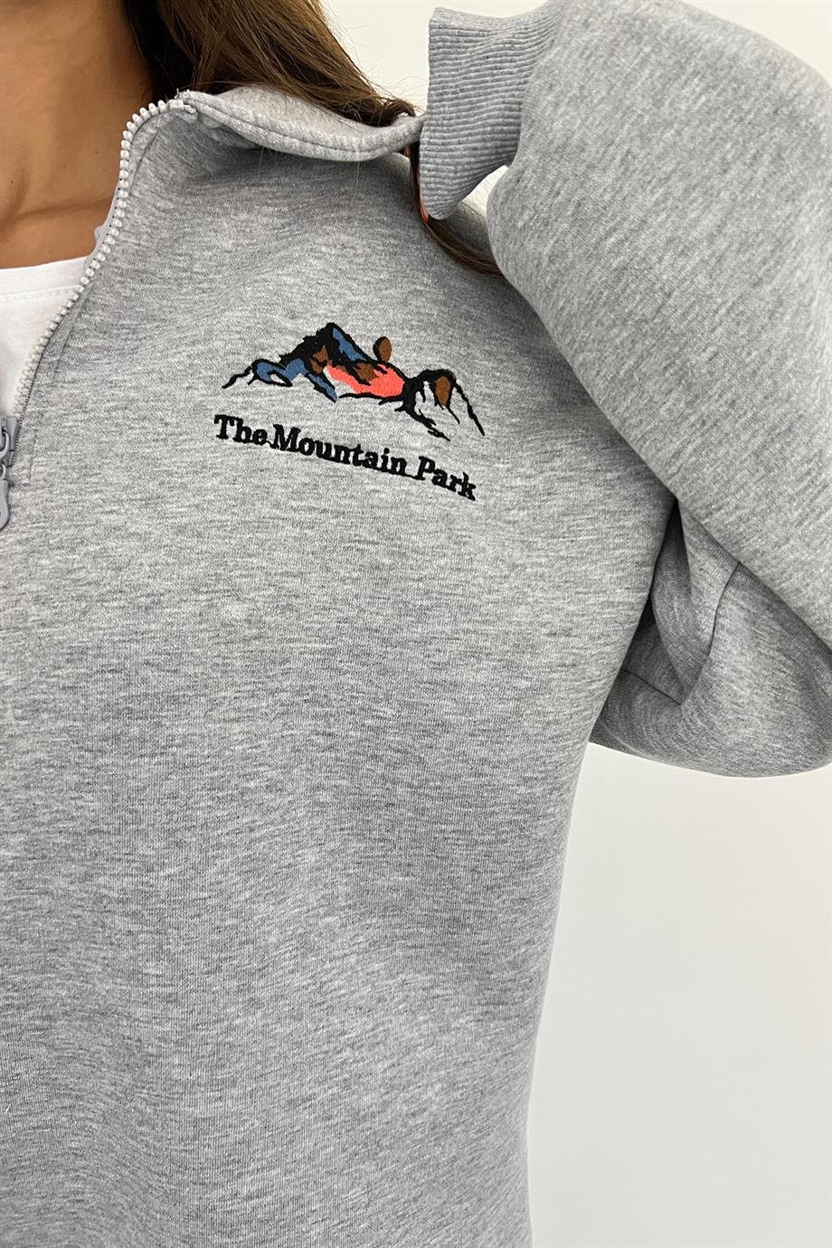 Gri The Montein Park Baskılı Fermuarlı Polo Yaka 3 İplik Şardonlu SweatSun VictoriaGri The Montein Park Baskılı Fermuarlı Polo Yaka 3 İplik Şardonlu Sweat