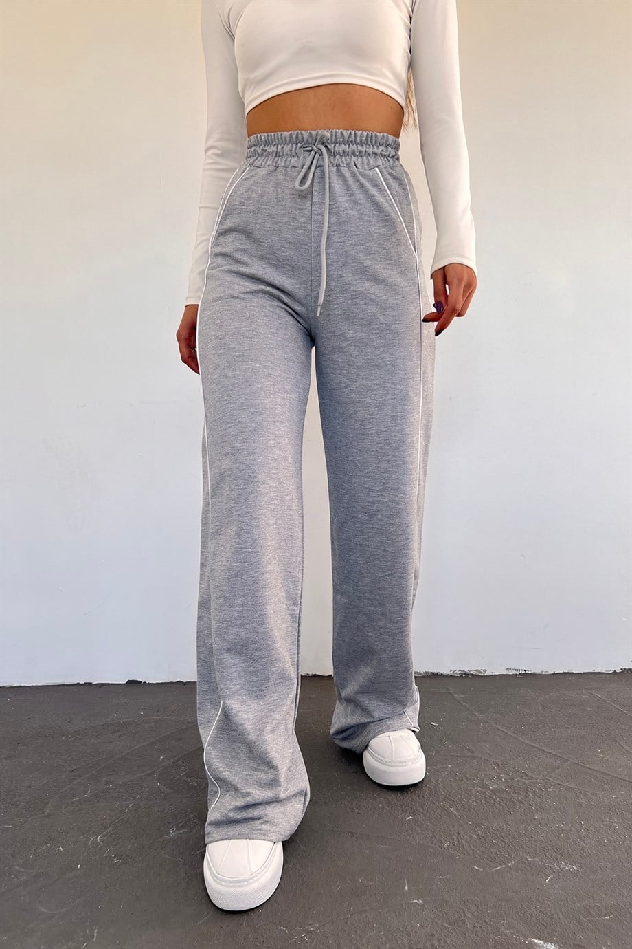 Hera Moda Kadın Gri Bol Paça İki İplik Beli Lastikli Eşofman AltıSun VictoriaHera Moda Kadın Gri Bol Paça İki İplik Beli Lastikli Eşofman Altı