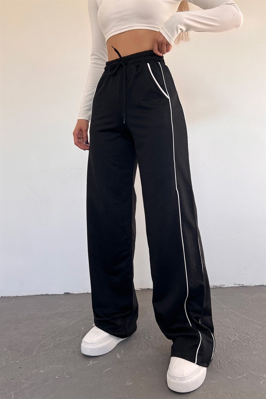 Hera Moda Kadın Siyah Bol Paça İki İplik Beli Lastikli Eşofman AltıSun VictoriaHera Moda Kadın Siyah Bol Paça İki İplik Beli Lastikli Eşofman Altı