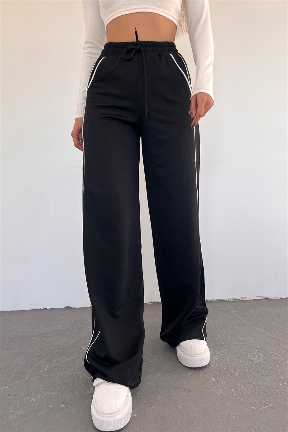 Hera Moda Kadın Siyah Bol Paça İki İplik Beli Lastikli Eşofman AltıSun VictoriaHera Moda Kadın Siyah Bol Paça İki İplik Beli Lastikli Eşofman Altı