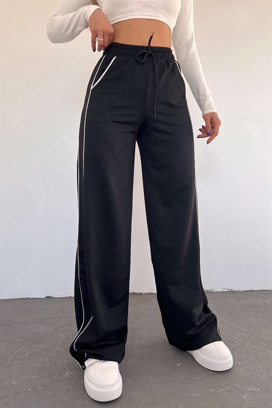 Hera Moda Kadın Siyah Bol Paça İki İplik Beli Lastikli Eşofman AltıSun VictoriaHera Moda Kadın Siyah Bol Paça İki İplik Beli Lastikli Eşofman Altı