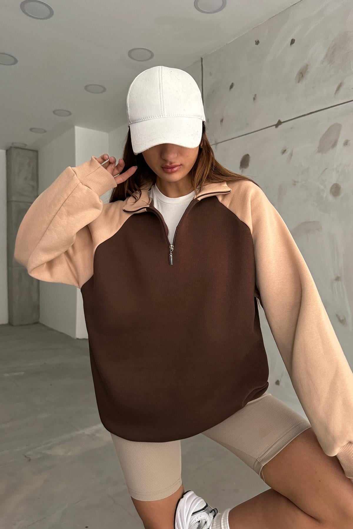 Kahve Kolları Krem Fermuarlı Polo Yaka SweatSun VictoriaKahve Kolları Krem Fermuarlı Polo Yaka Sweat