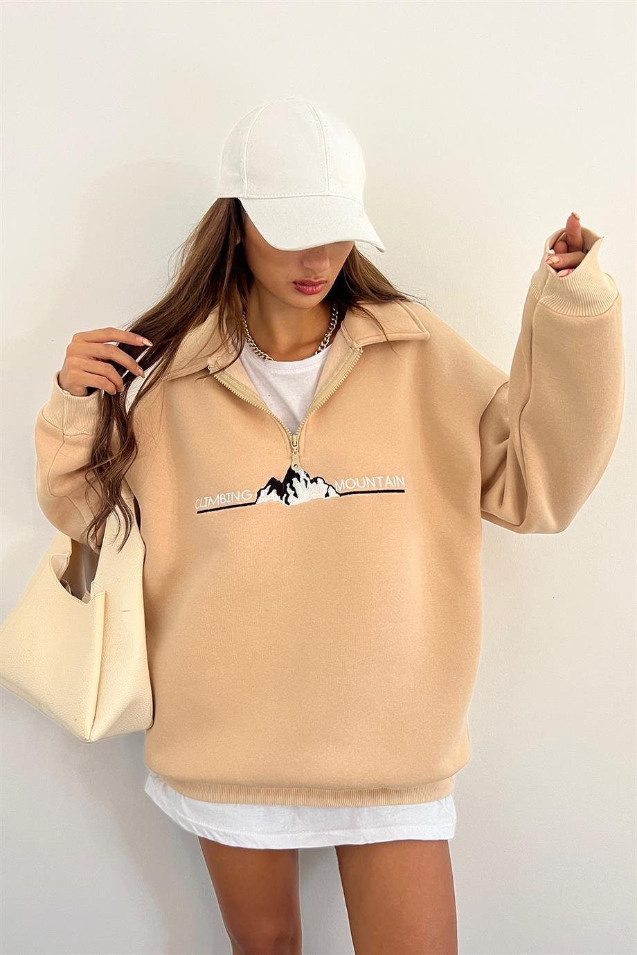 Krem Climbing Mountain Baskılı Fermuarlı Polo Yaka 3 İplik Şardonlu SweatSun VictoriaKrem Climbing Mountain Baskılı Fermuarlı Polo Yaka 3 İplik Şardonlu Sweat