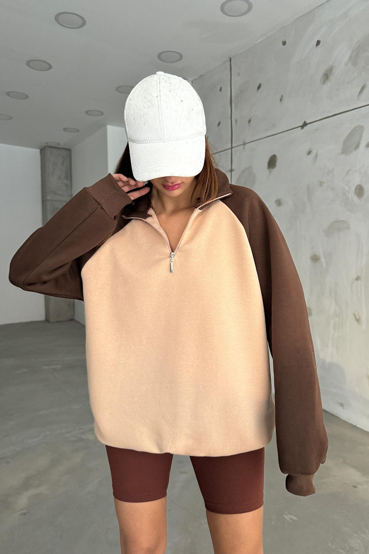 Krem Kolları Kahve Fermuarlı Polo Yaka SweatSun VictoriaKrem Kolları Kahve Fermuarlı Polo Yaka Sweat