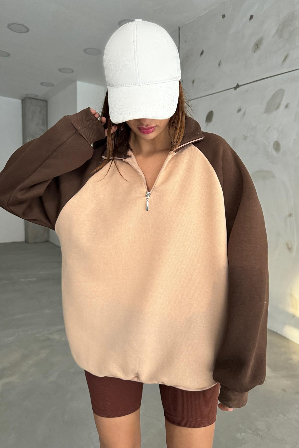Krem Kolları Kahve Fermuarlı Polo Yaka SweatSun VictoriaKrem Kolları Kahve Fermuarlı Polo Yaka Sweat
