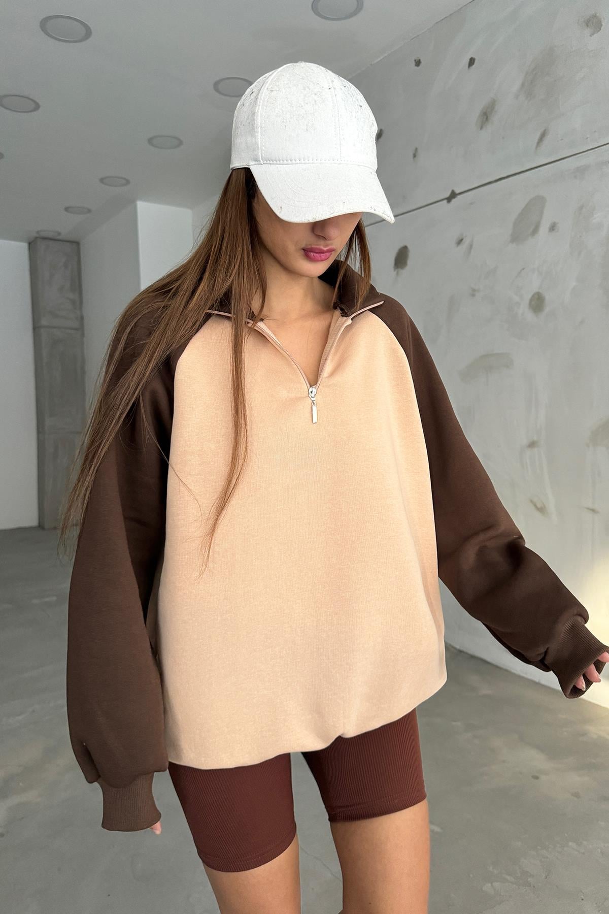 Krem Kolları Kahve Fermuarlı Polo Yaka SweatSun VictoriaKrem Kolları Kahve Fermuarlı Polo Yaka Sweat