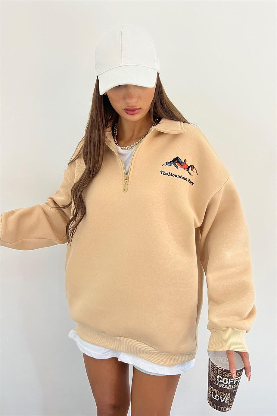 Krem The Montein Park Baskılı Fermuarlı Polo Yaka 3 İplik Şardonlu SweatSun VictoriaKrem The Montein Park Baskılı Fermuarlı Polo Yaka 3 İplik Şardonlu Sweat