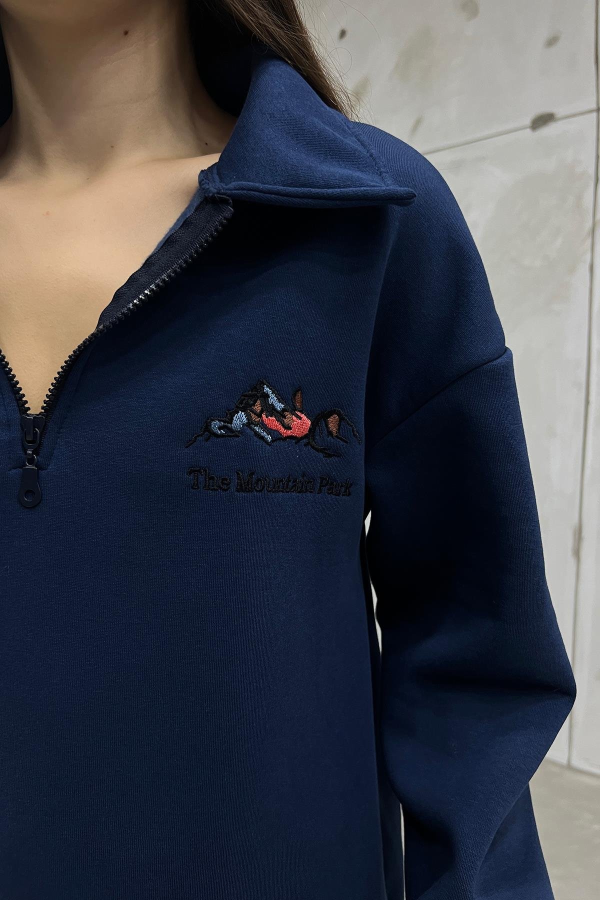 Lacivert The Montein Park Baskılı Fermuarlı Polo Yaka 3 İplik Şardonlu SweatSun VictoriaLacivert The Montein Park Baskılı Fermuarlı Polo Yaka 3 İplik Şardonlu Sweat