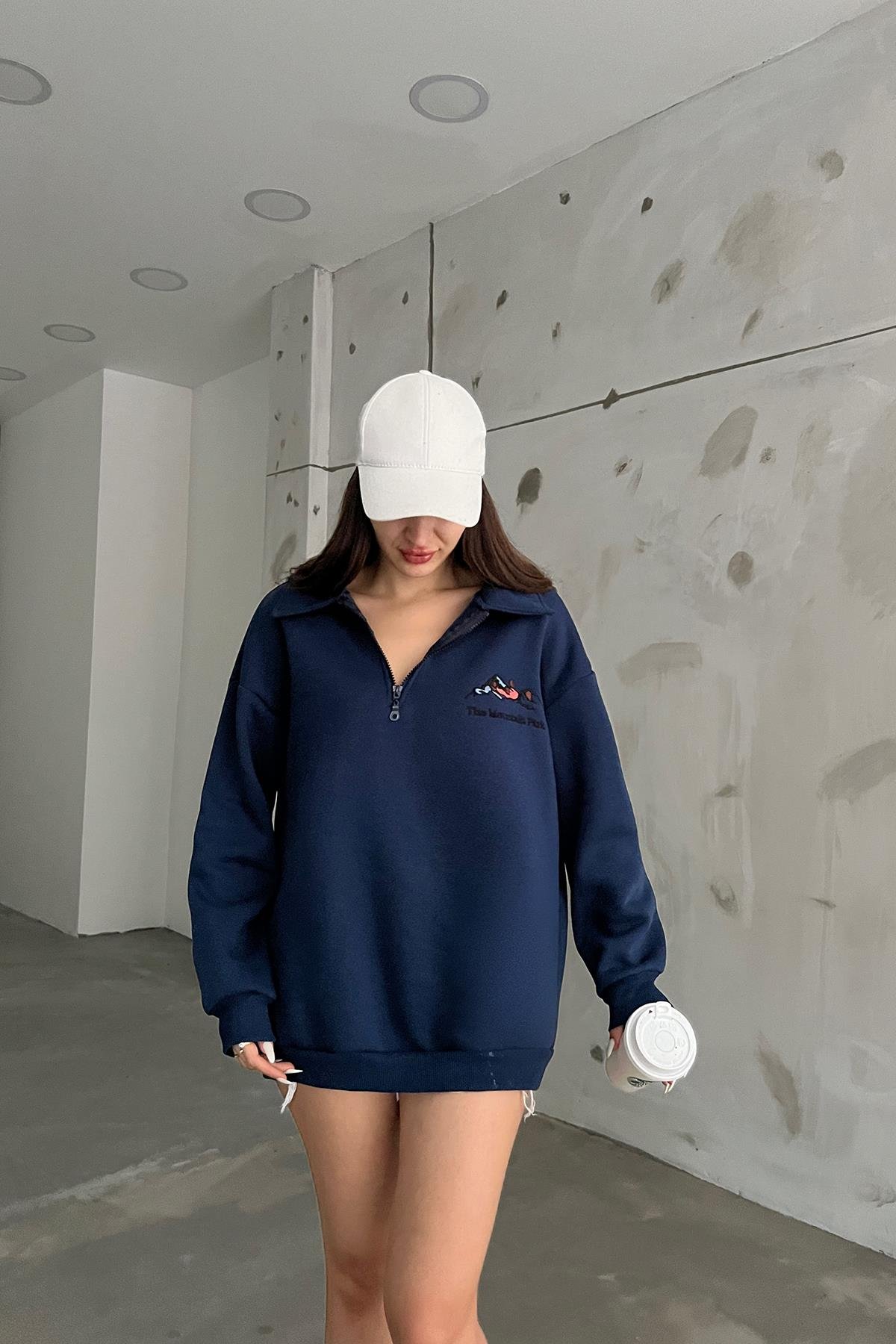 Lacivert The Montein Park Baskılı Fermuarlı Polo Yaka 3 İplik Şardonlu SweatSun VictoriaLacivert The Montein Park Baskılı Fermuarlı Polo Yaka 3 İplik Şardonlu Sweat