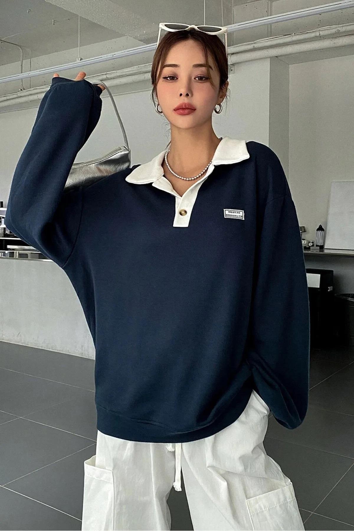 Lacivert Yakası Beyaz Düğmeli Polo Yaka SweatSun VictoriaLacivert Yakası Beyaz Düğmeli Polo Yaka Sweat