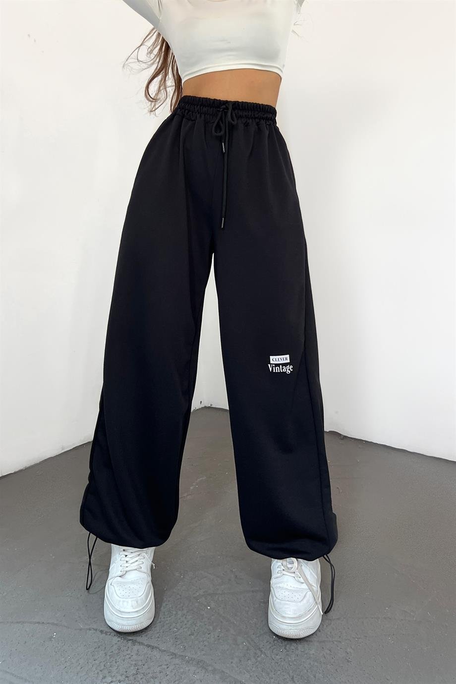 Siyah Clever Vintage Baskılı Paça Ayarlanabilir Palazzo EşofmanSun VictoriaSiyah Clever Vintage Baskılı Paça Ayarlanabilir Palazzo Eşofman