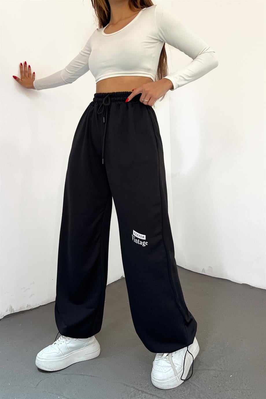 Siyah Clever Vintage Baskılı Paça Ayarlanabilir Palazzo EşofmanSun VictoriaSiyah Clever Vintage Baskılı Paça Ayarlanabilir Palazzo Eşofman