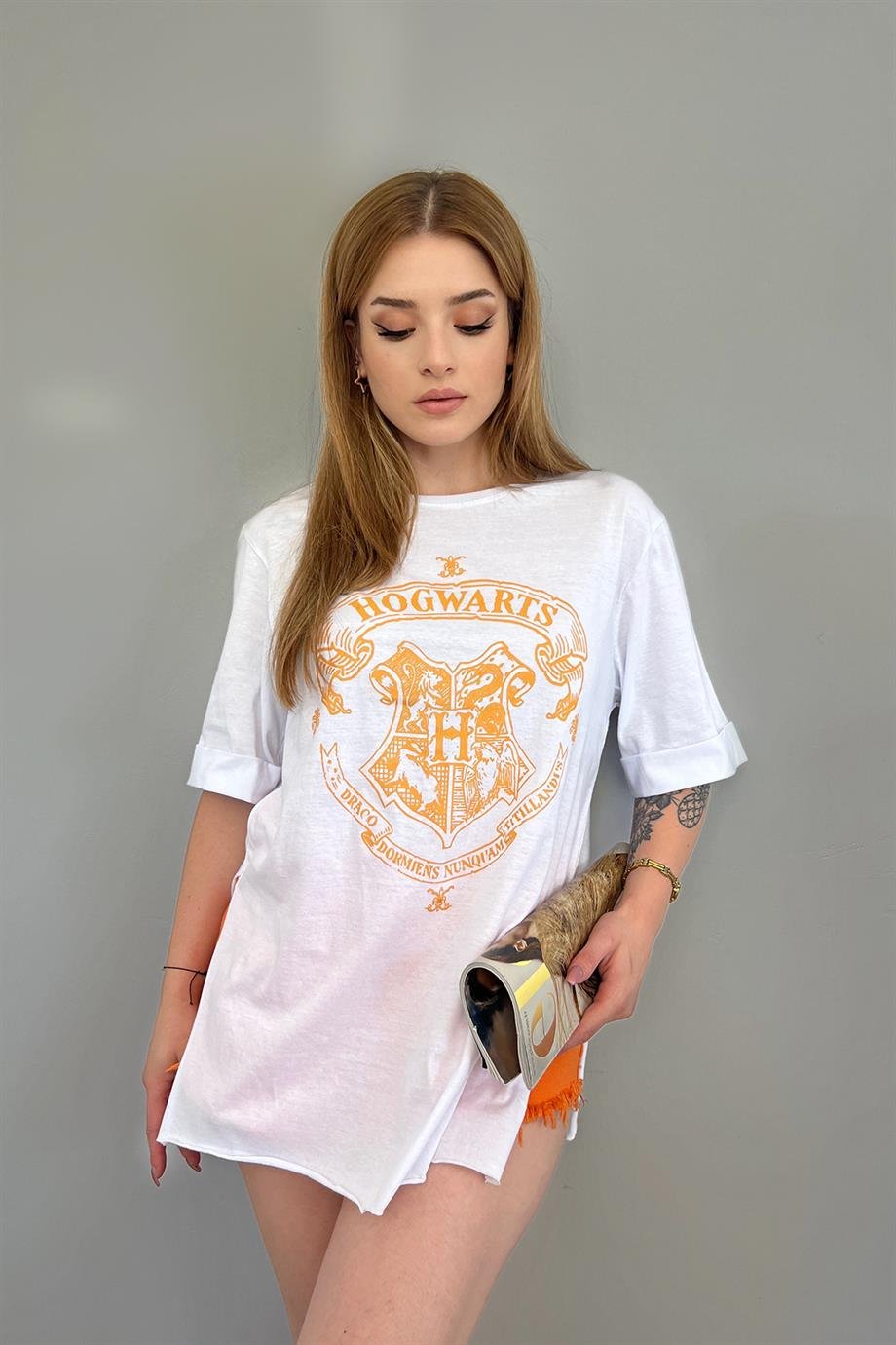 Hera Moda Kadın Beyaz Hogwarts Baskılı Oversize Yanları Yırtmaçlı Tshirt