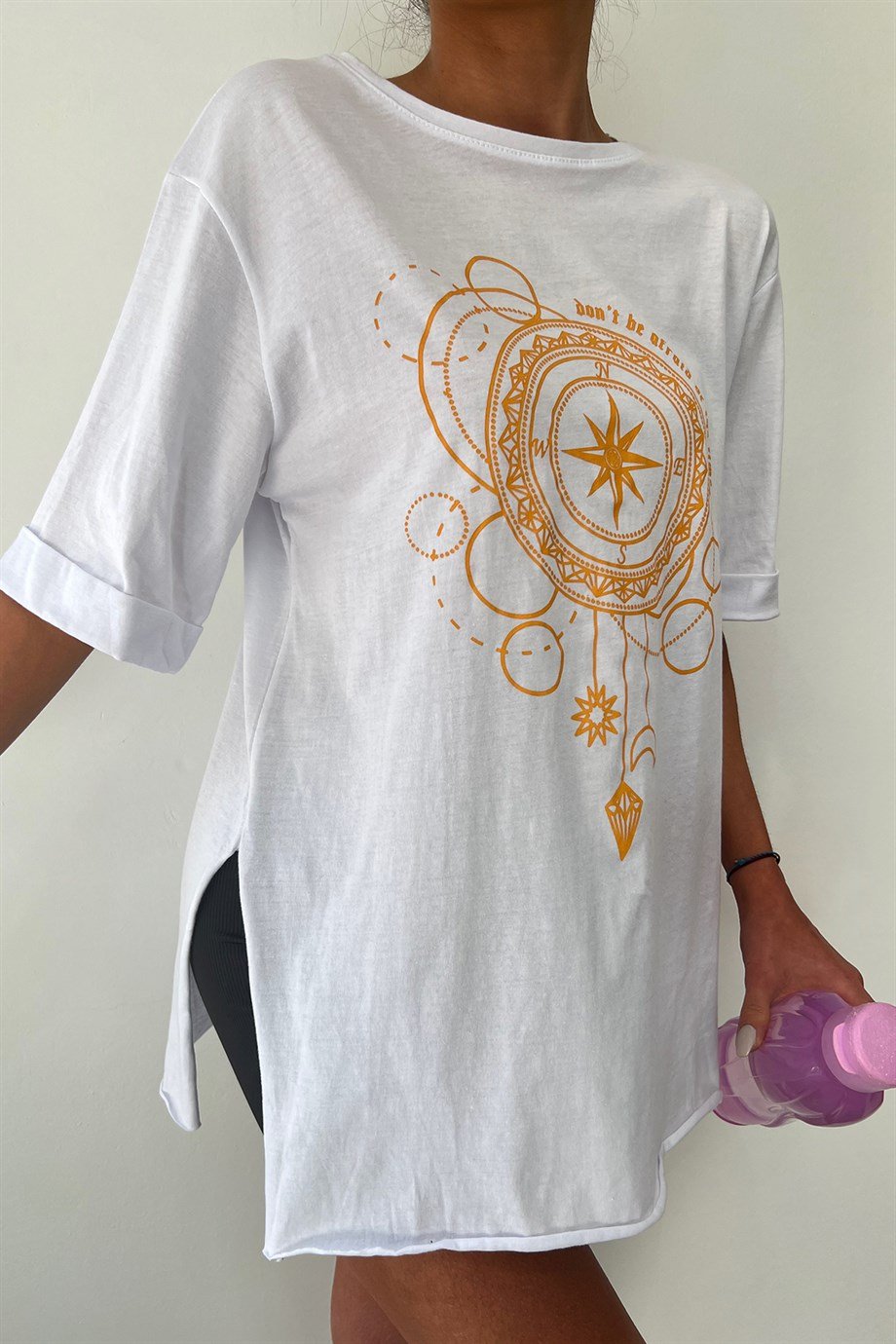 Hera Moda Kadın Yan Yırtmaçlı Beyaz Pusula Baskılı  Tshirt