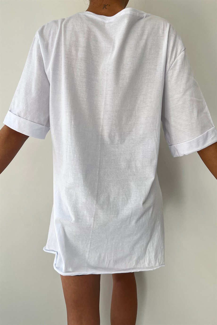 Hera Moda Kadın Yan Yırtmaçlı Beyaz Pusula Baskılı  Tshirt