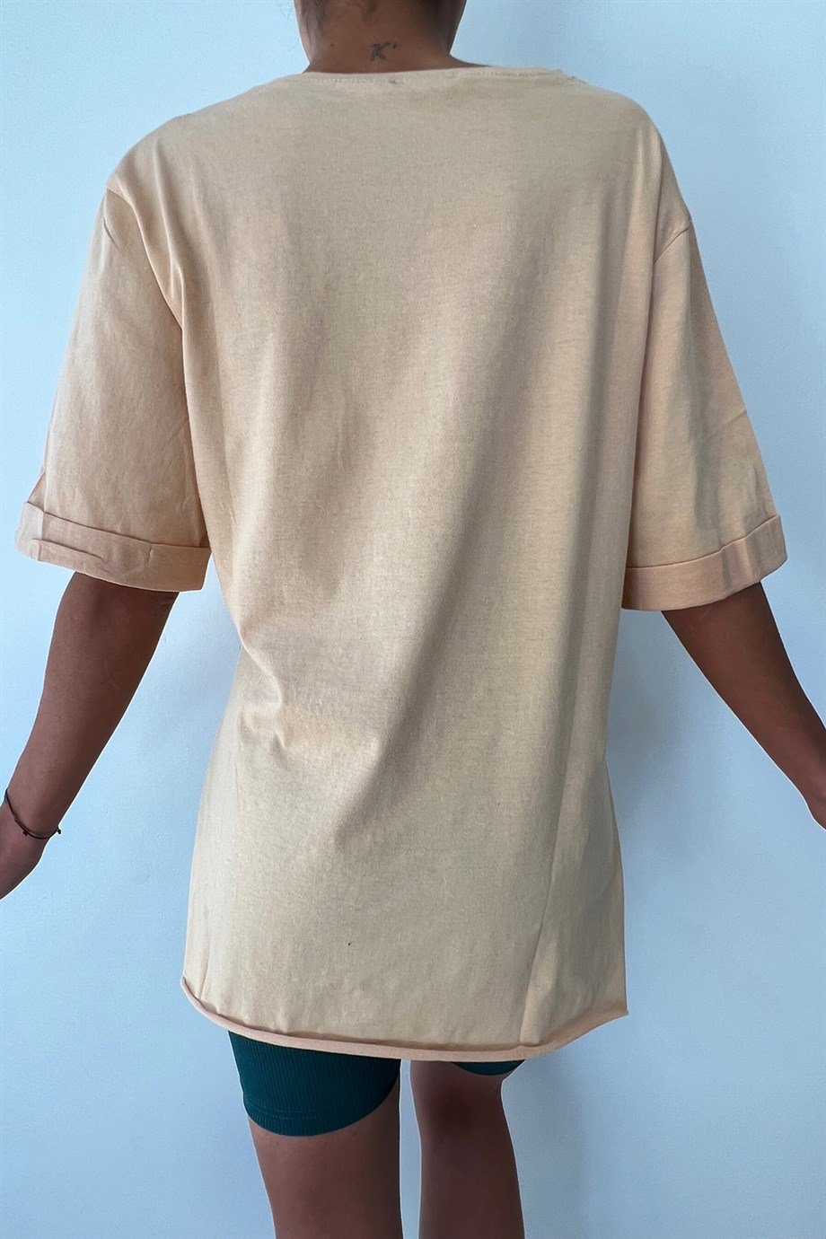 Hera Moda Kadın Yan Yırtmaçlı Krem Pusula Baskılı  Tshirt