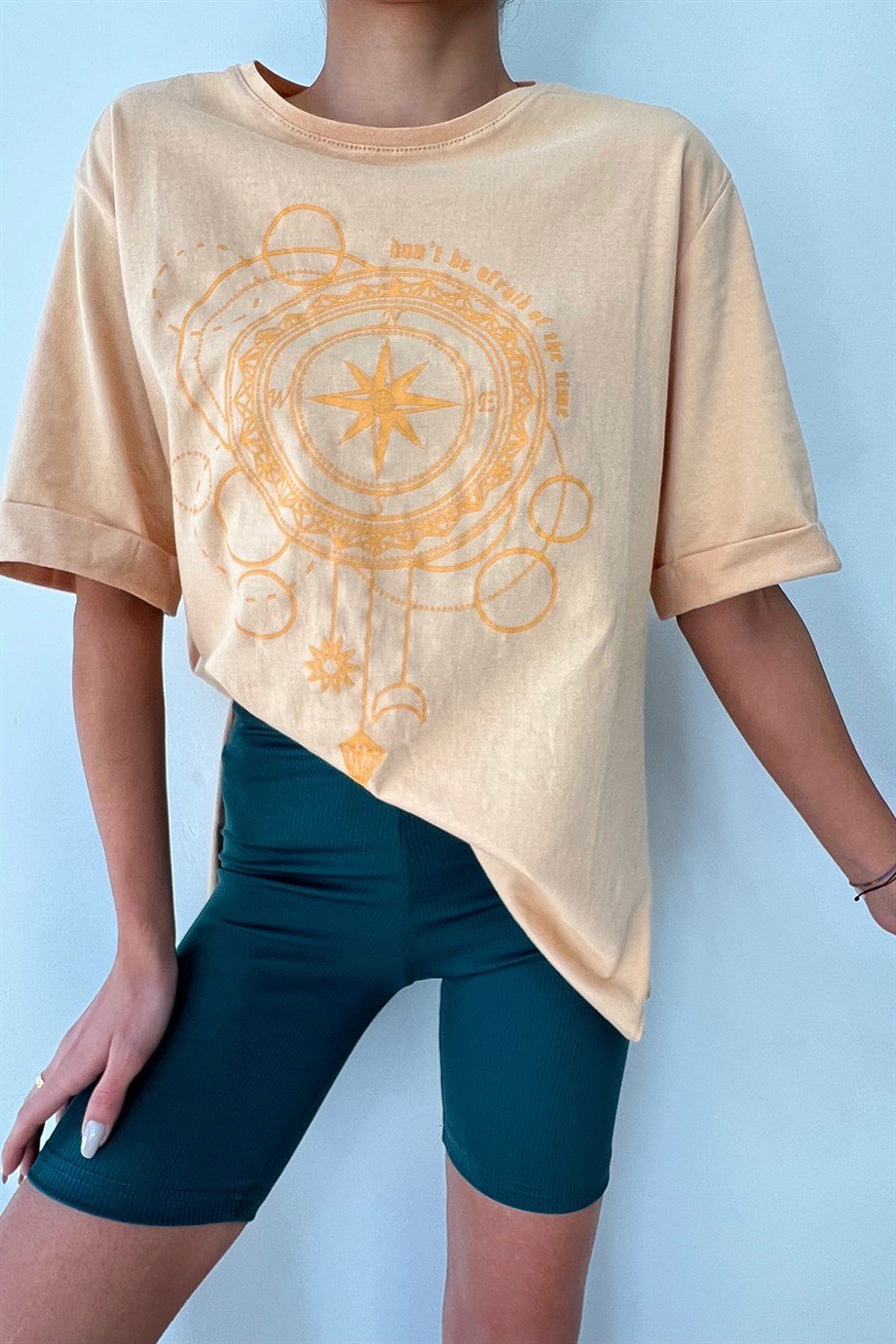 Hera Moda Kadın Yan Yırtmaçlı Krem Pusula Baskılı  Tshirt