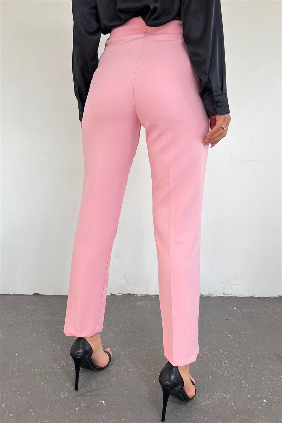 Kadın Pembe Düğme Detaylı Dar Paça Kumaş Pantolon