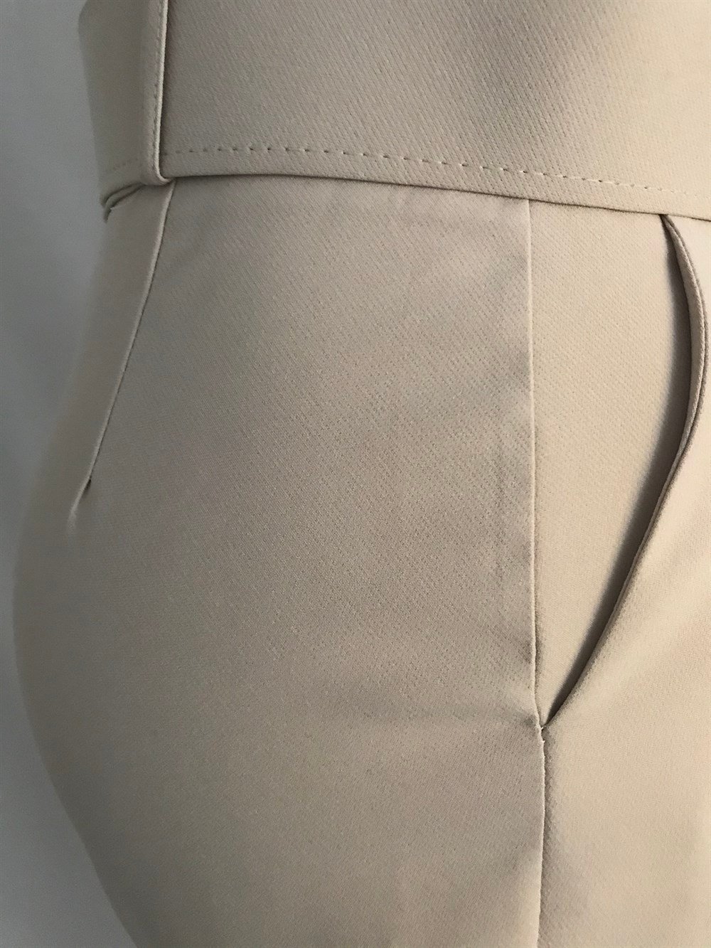 Kemerli Kumaş Pantolon (Krem Rengi)