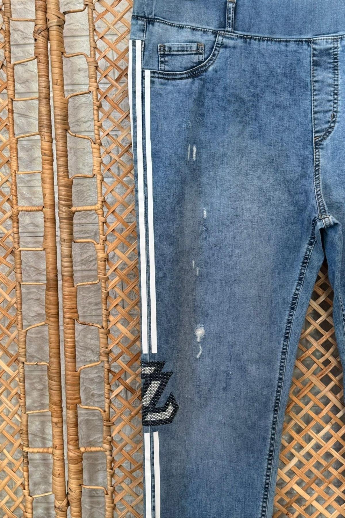 Yan Beyaz Şerit ve Taş Detaylı Kot Pantolon Mavi