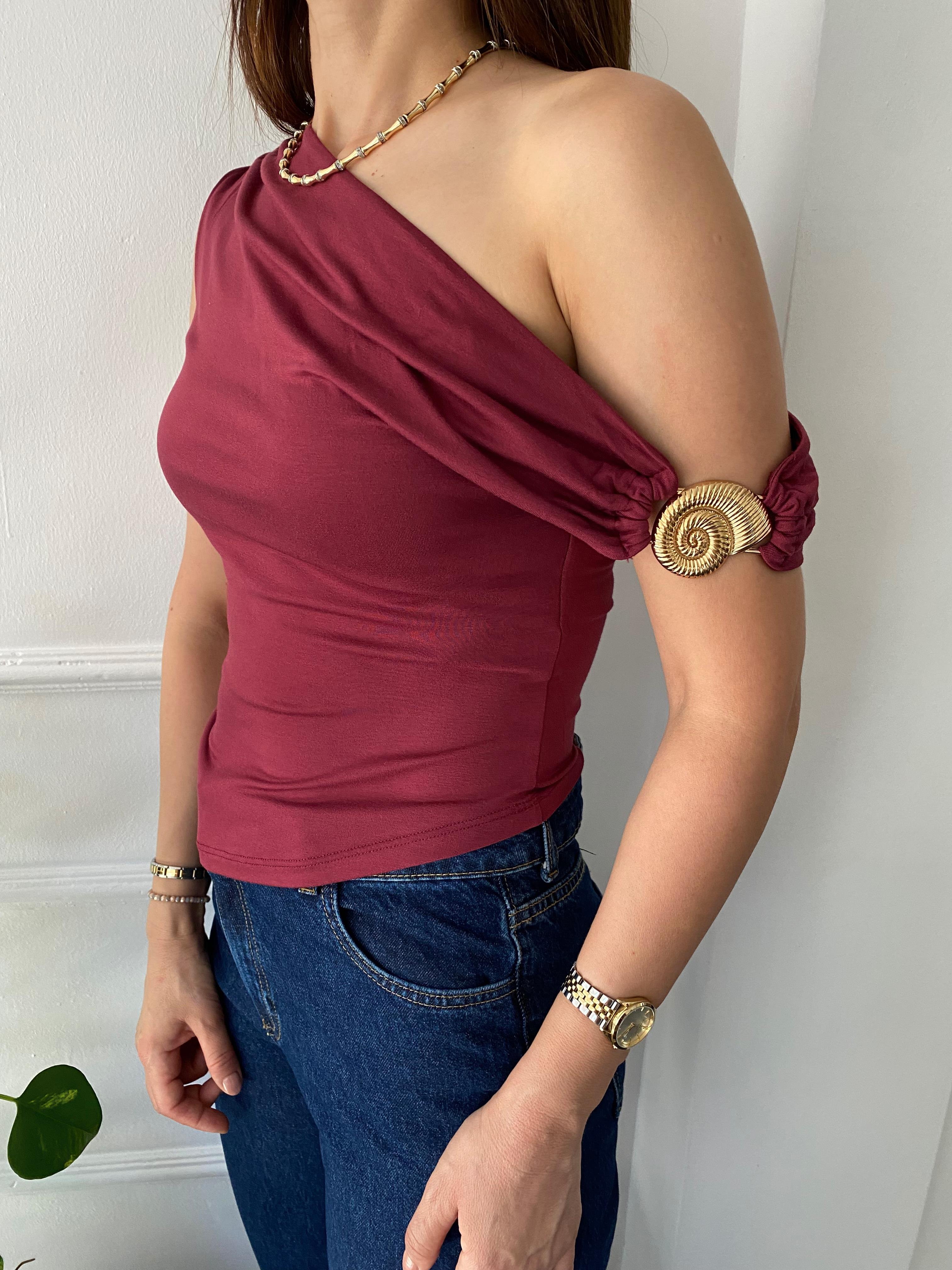 Asimetrik Kesim Aksesuar Detaylı Bluz Bordo