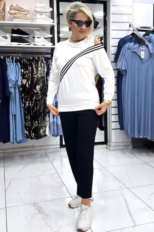 Beyaz Şerit Detaylı Omuz Dekolteli Bluz