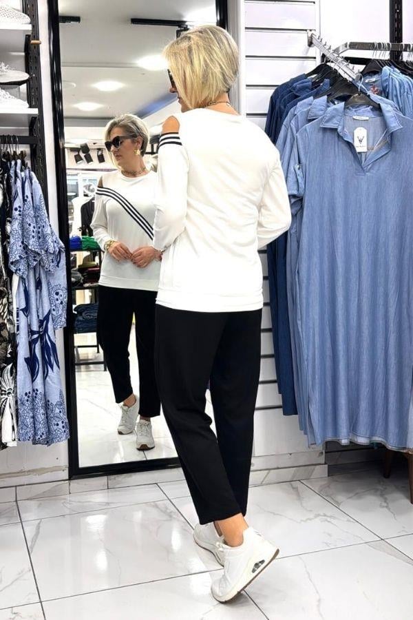 Beyaz Şerit Detaylı Omuz Dekolteli Bluz