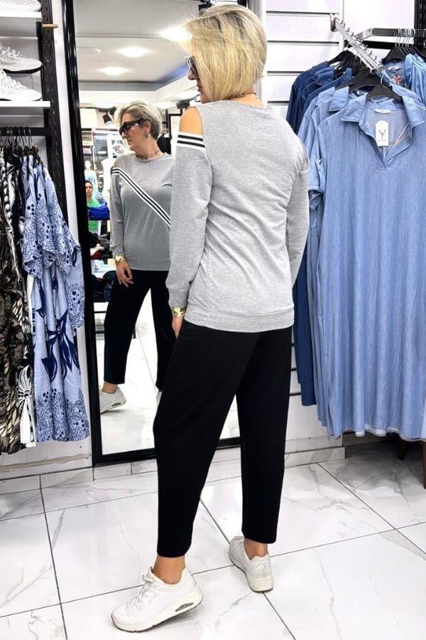 Gri Şerit Detaylı Omuz Dekolteli Bluz