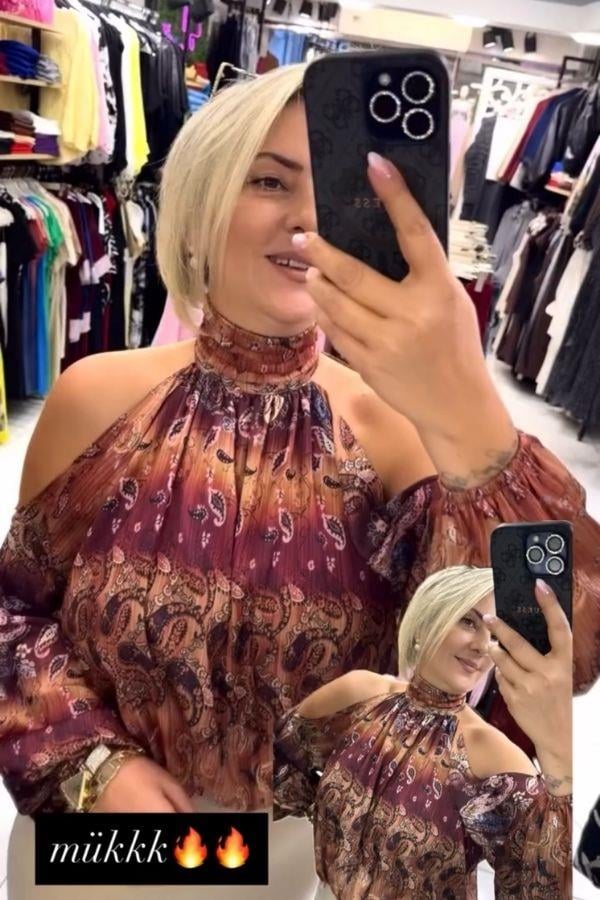 Tarçın Renk Halter Yaka Altı Lastik Detaylı Omuzları Açık Bluz