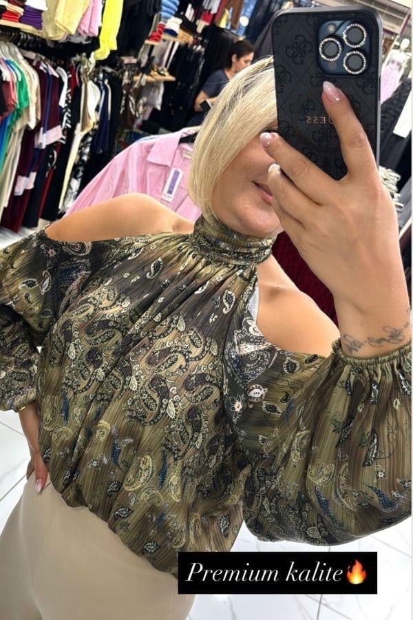 Yeşil Renk Halter Yaka Altı Lastik Detaylı Omuzları Açık Bluz