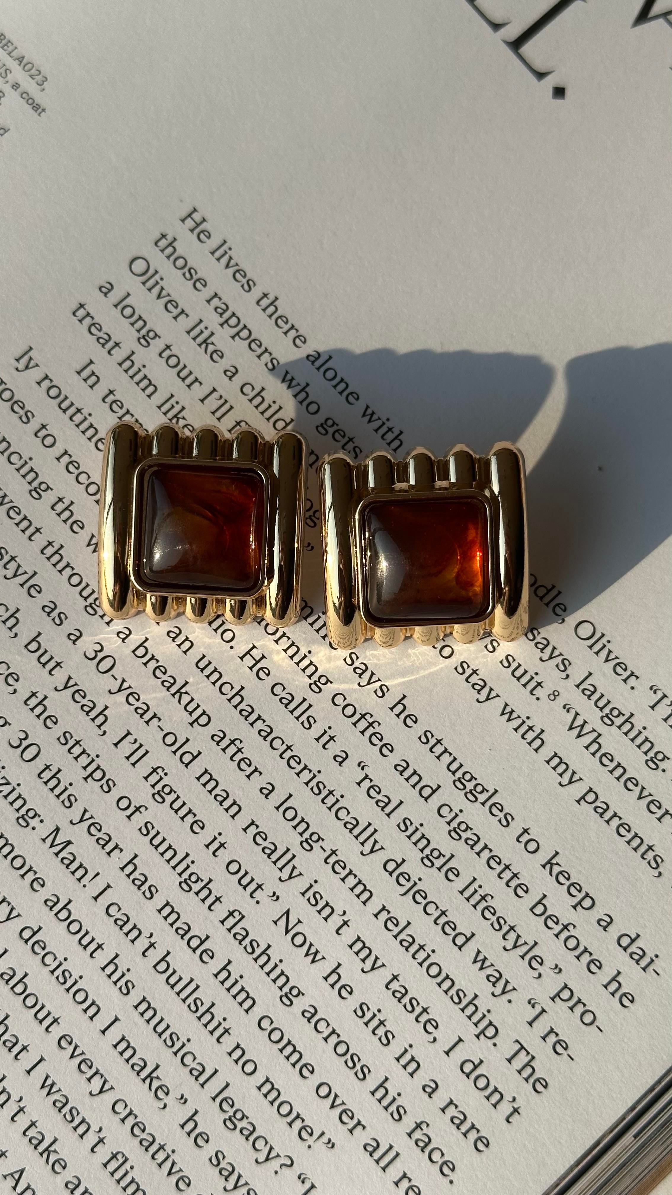  Kahve Gold Detaylı Kare Küpe