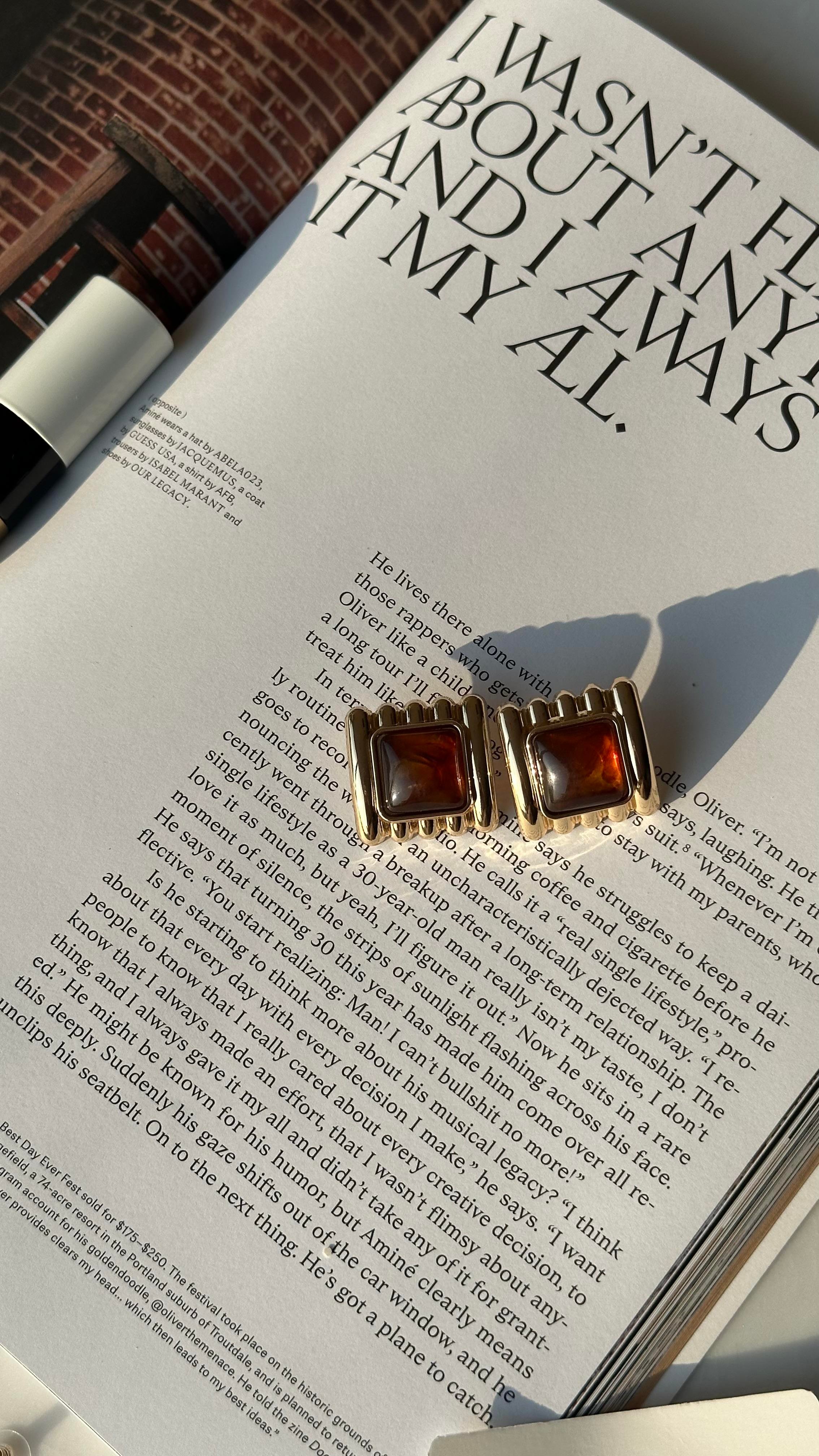  Kahve Gold Detaylı Kare Küpe