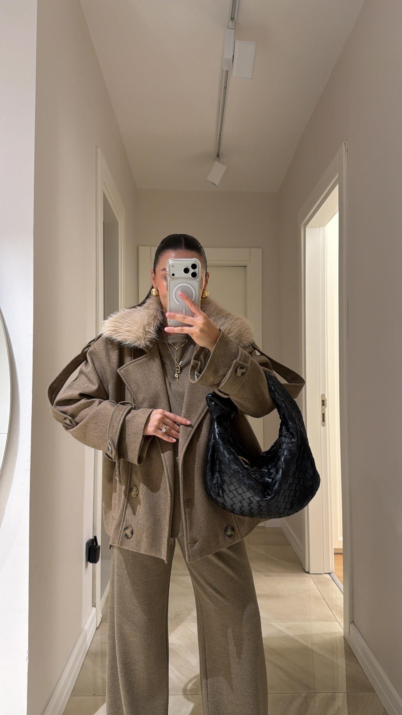 Açık Vizon Yaka Kürk Detaylı Kaşe Ceket