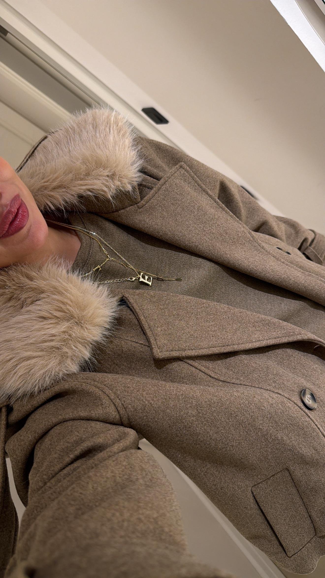 Açık Vizon Yaka Kürk Detaylı Kaşe Ceket