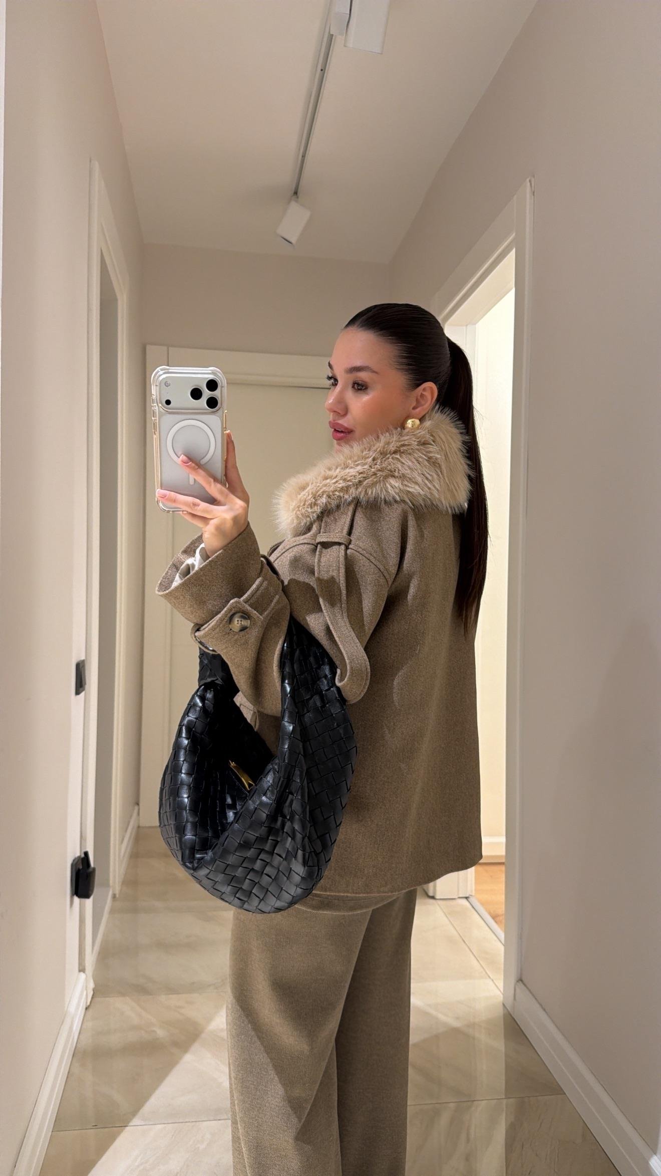 Açık Vizon Yaka Kürk Detaylı Kaşe Ceket