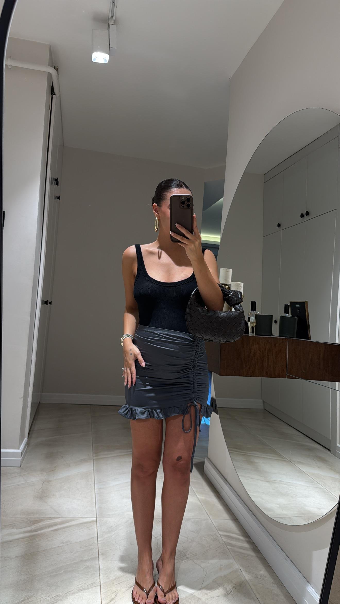 Antrasit Ön Büzgü Detaylı Fırfırlı Mini Etek