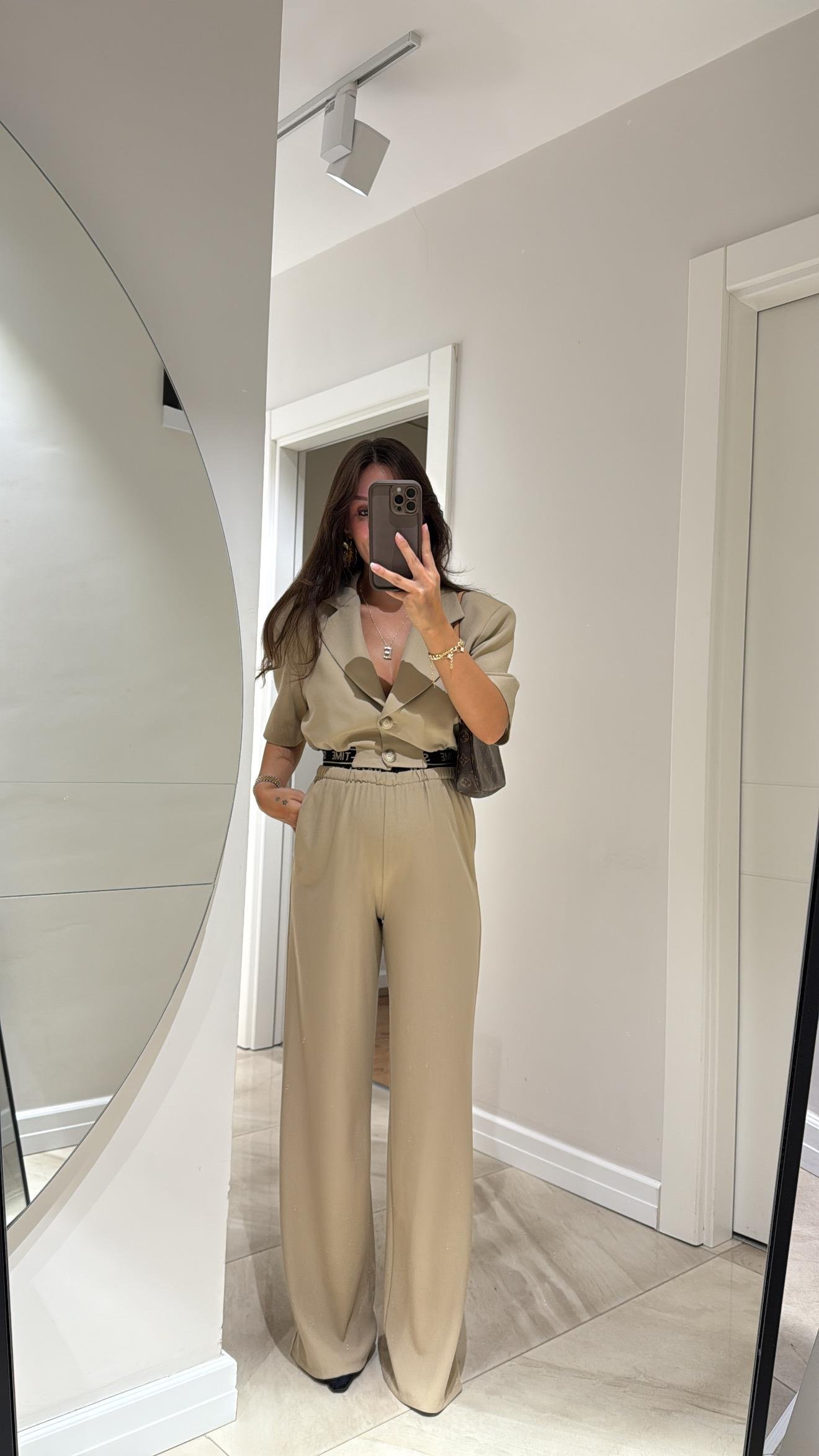 Bej Bel Yazılı Arka Cep Detaylı Pantolon