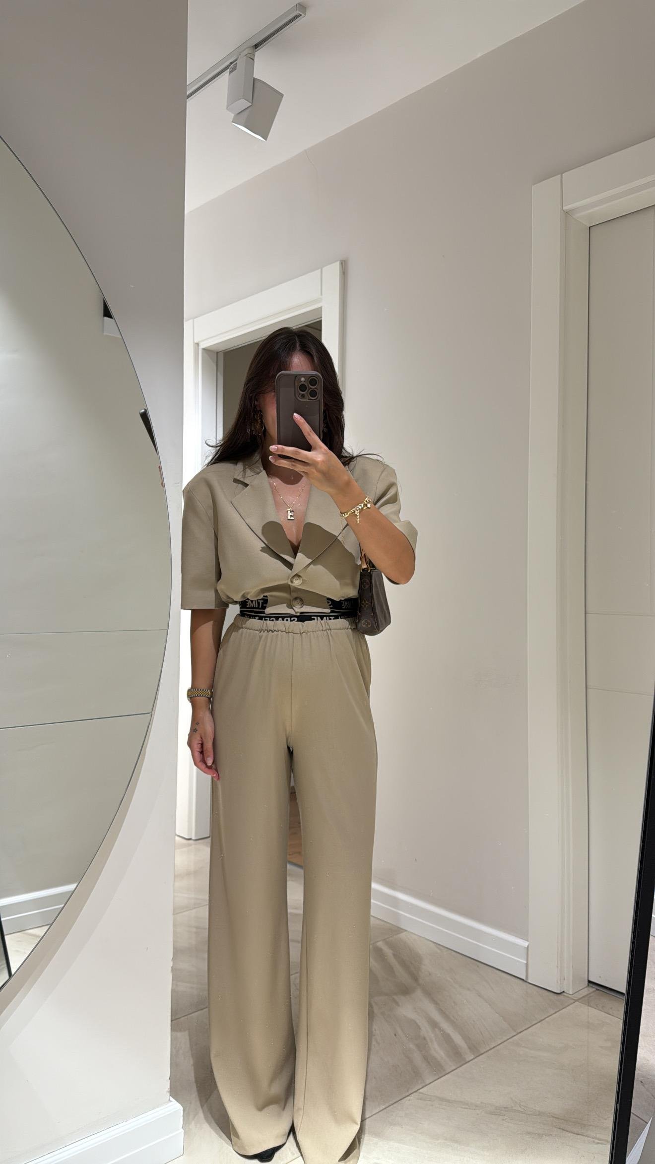 Bej Bel Yazılı Arka Cep Detaylı Pantolon