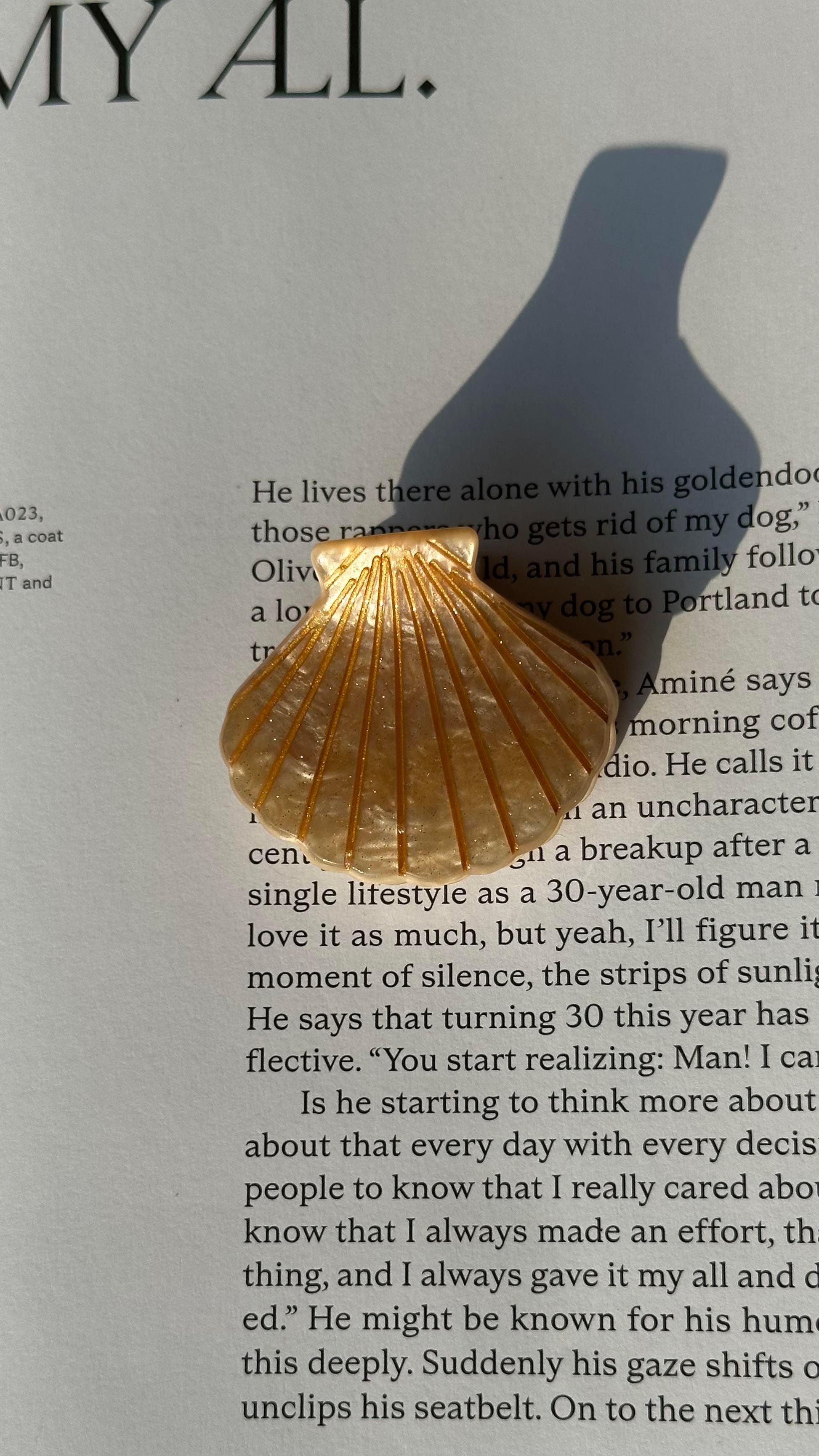 Bej Camel Çizgili İstiridye Mandal Toka