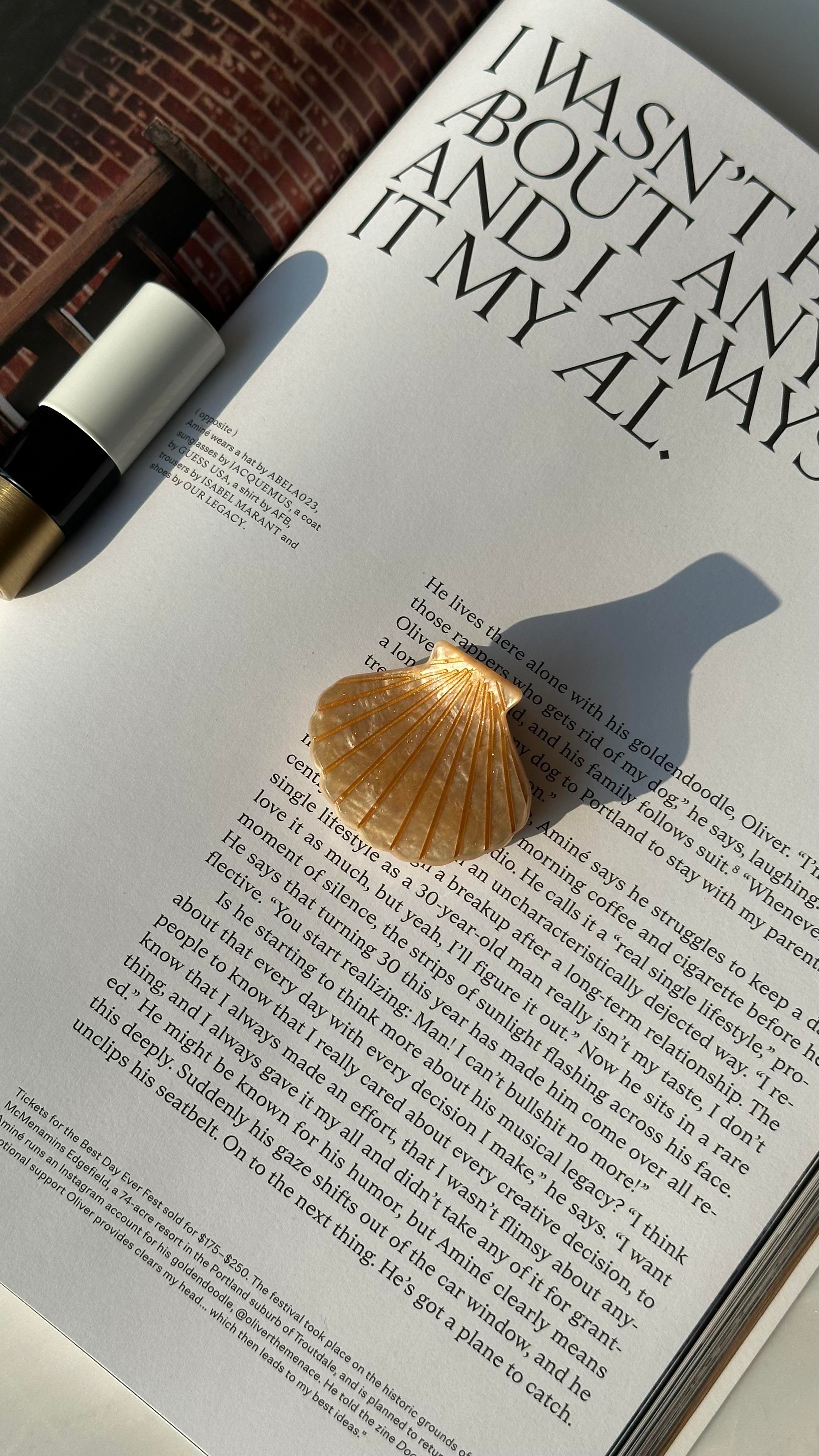 Bej Camel Çizgili İstiridye Mandal Toka