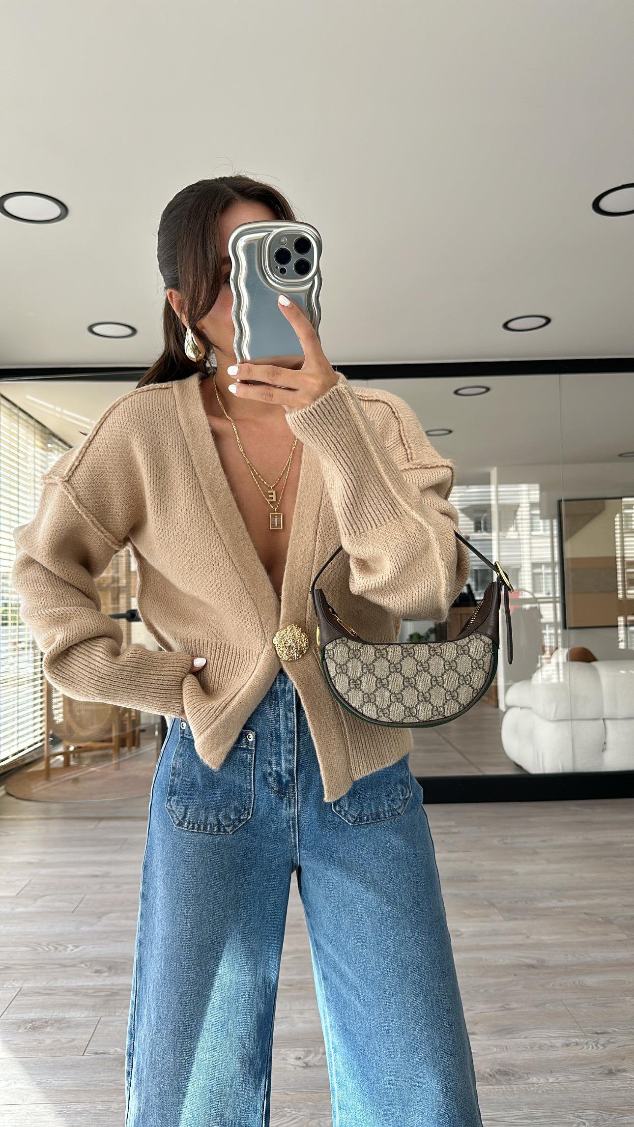 Bej Gold Düğme Detaylı Ters Dikişli Hırka 