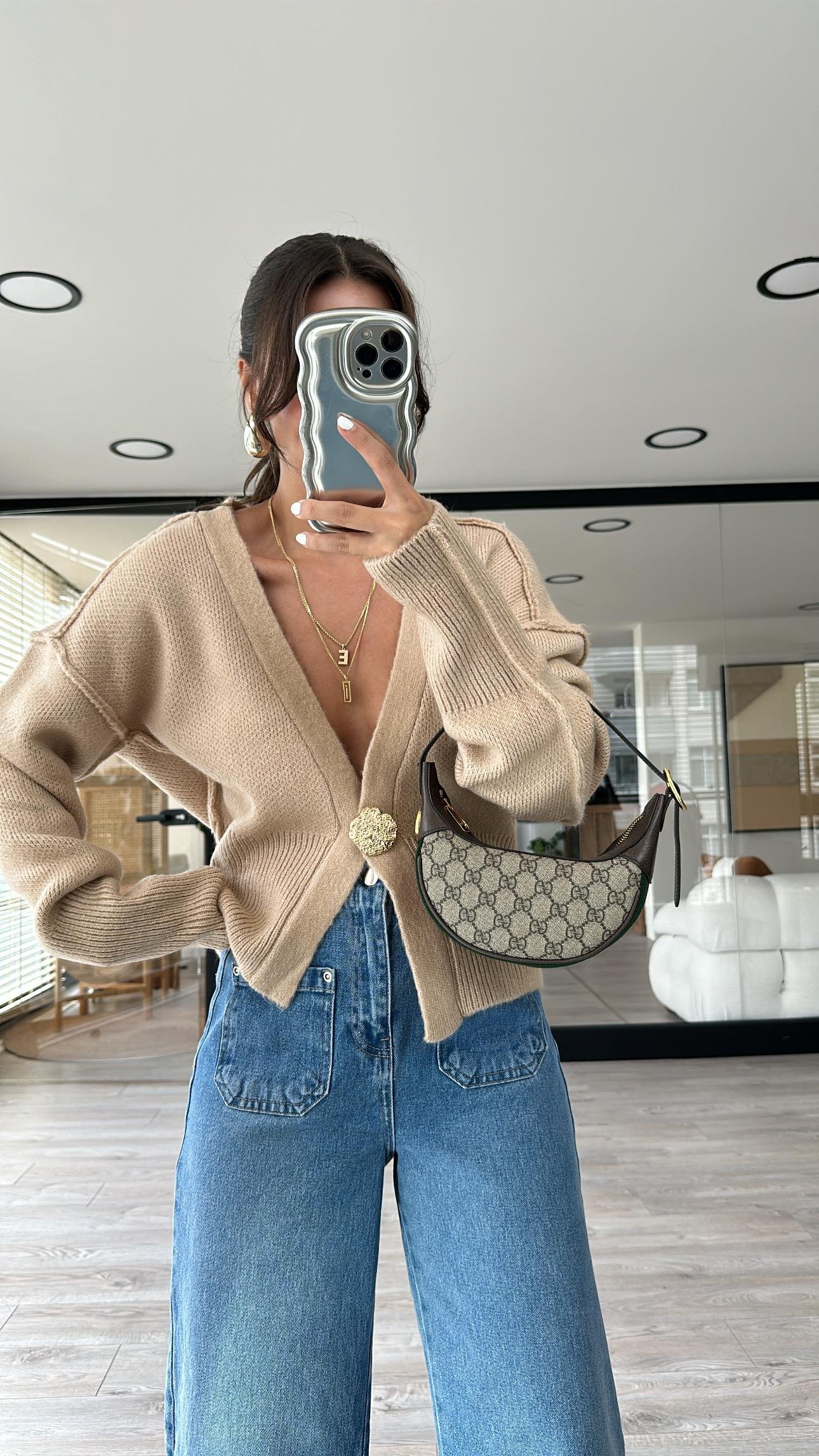 Bej Gold Düğme Detaylı Ters Dikişli Hırka 