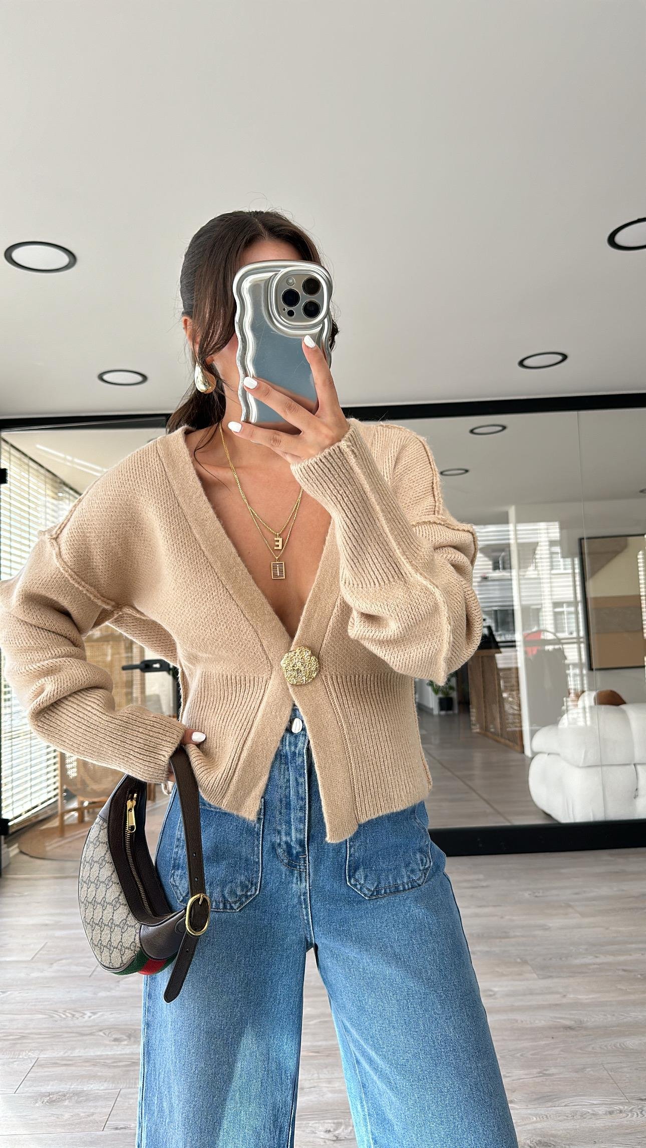 Bej Gold Düğme Detaylı Ters Dikişli Hırka 